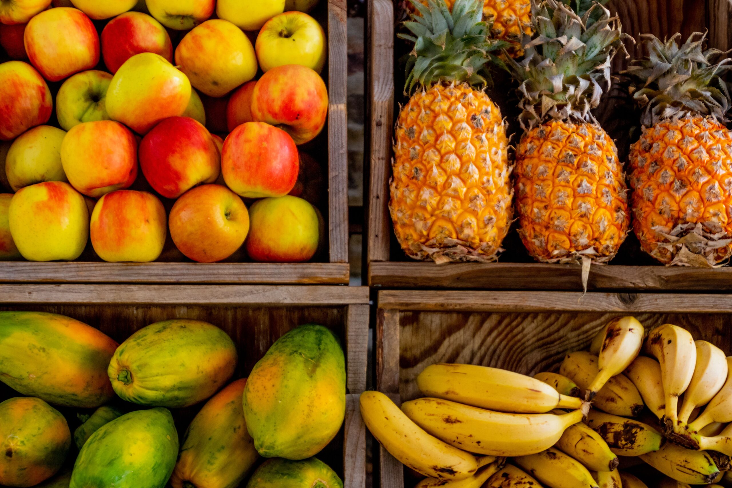 Buah nanas, pepaya, apel dan pisang